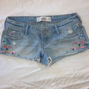 NEW Hollister embroidered low rise Shorts (3)